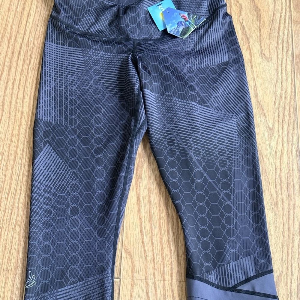 BioSkin South Sister Running capri Tights Size S NWT